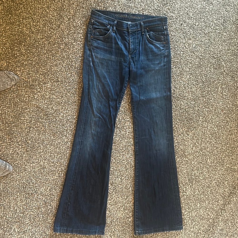 Mid -Rise wide leg Citizens of Humanity jeans. medium wash denim.